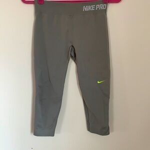 NIKE DRI FIT WOMEN GREY 3/4 TIGHTS SIZE M